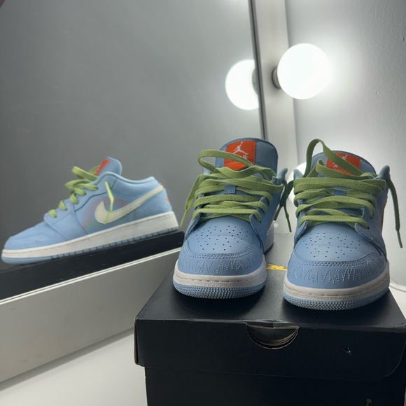 Air Jordan 1 low se GS SIZE 5Y - Picture 2 of 6